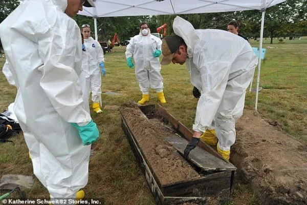 99795591-14851485-A_teams_of_experts_are_working_on_the_exhumation_of_a_paupers_gr-a-9_1751053164704